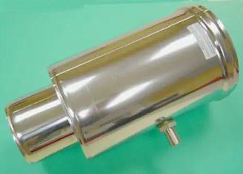 Remeha Abgasanschlussteil in zylindrischer Form, aus glänzendem Metall, mit zwei Öffnungen an den Enden für den Anschluss an Abgassysteme.